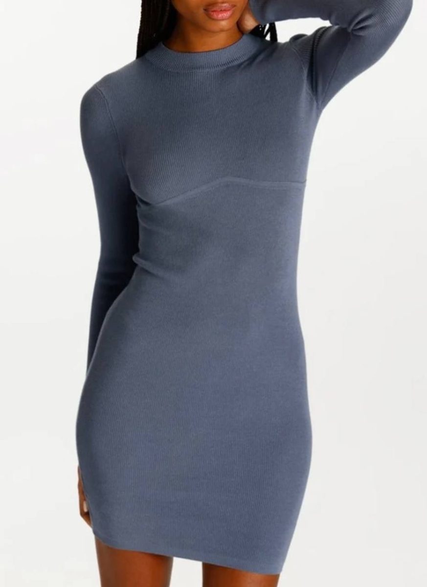Robe courte grise, manche longue près du corps